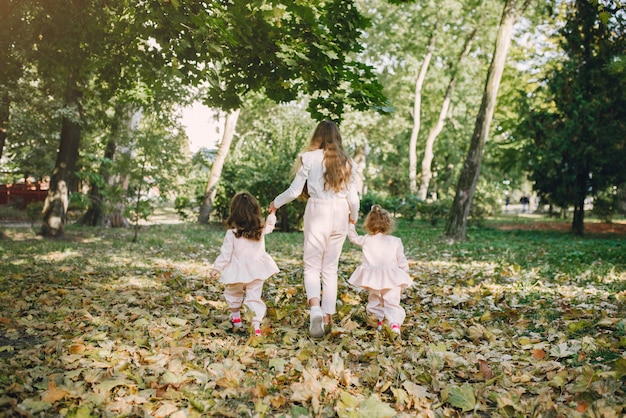 Симпатичные маленькие сестры играют в весеннем парке
