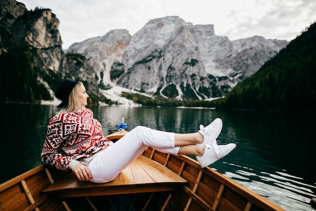 Foto gratuita coppia carina e adorabile sul fiume