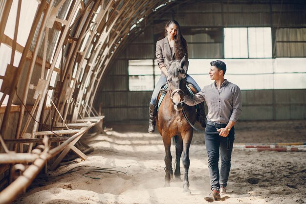 牧場で馬とかわいい愛情のあるカップル