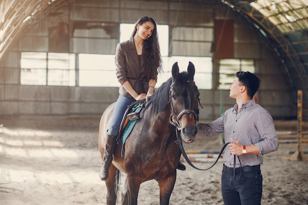 牧場で馬とかわいい愛情のあるカップル