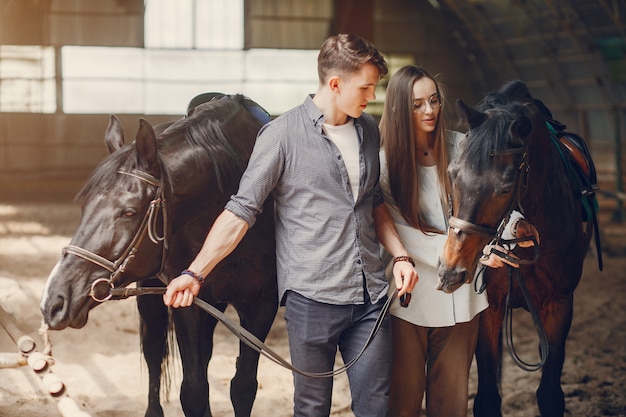 牧場で馬とかわいい愛情のあるカップル