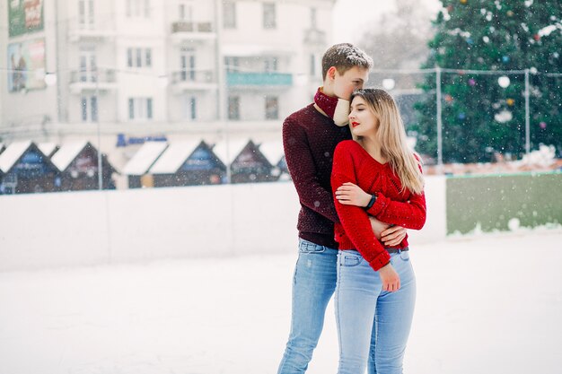 겨울 도시에서 빨간 스웨터 귀엽고 사랑의 couplein
