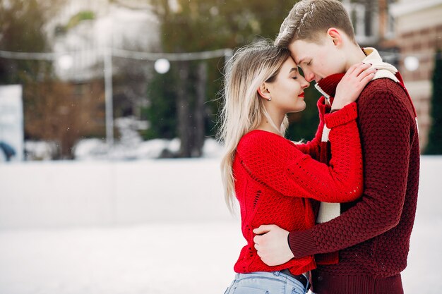 겨울 도시에서 빨간 스웨터 귀엽고 사랑의 couplein