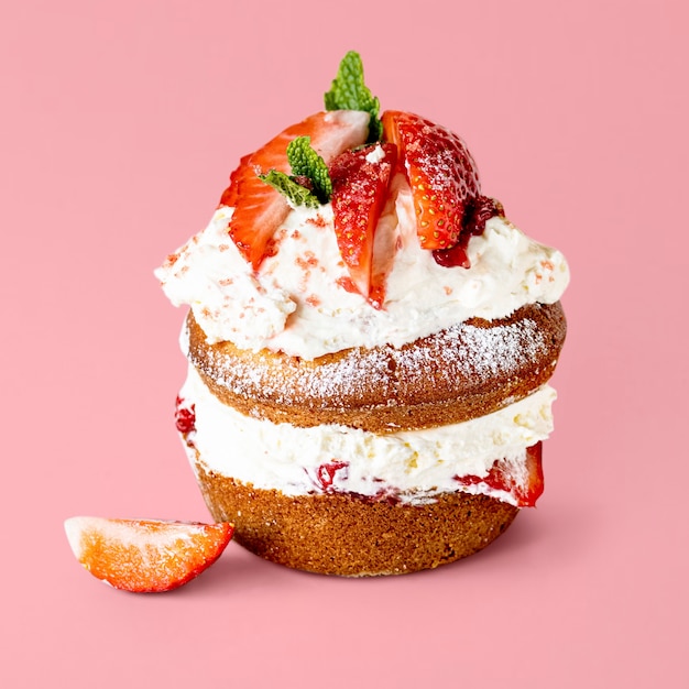 Free photo cute mini strawberry shortcake on pink