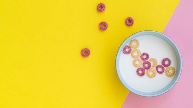 Foto gratuita simpatico sfondo minimalista con ciotola di cereali