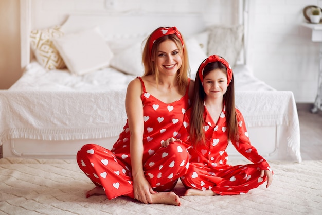 Милая мама и дочка дома в пижаме