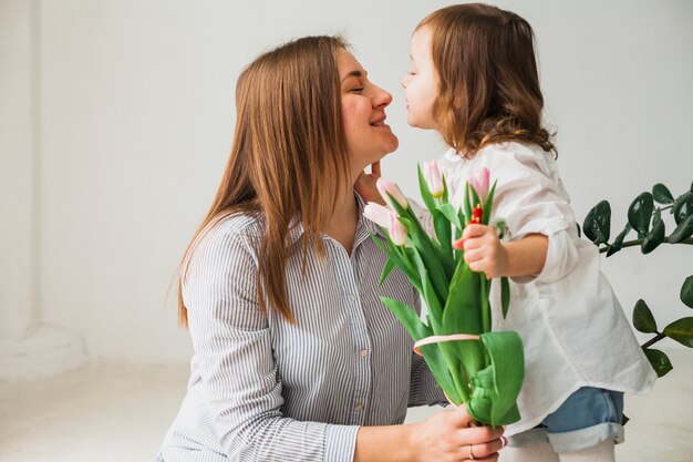 かわいい母と娘のチューリップの花