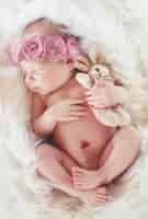Бесплатное фото Милый новорожденный крупным планом