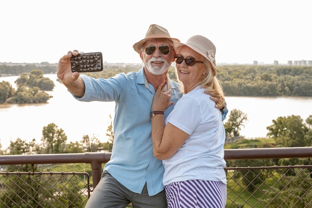 귀여운 늙은 부부는 selfie를 복용