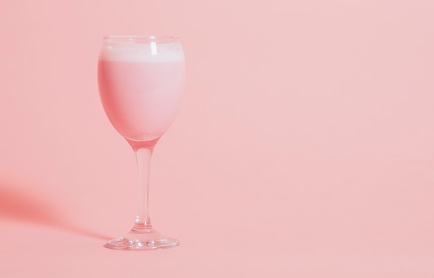 Милый розовый необычный напиток в бокале