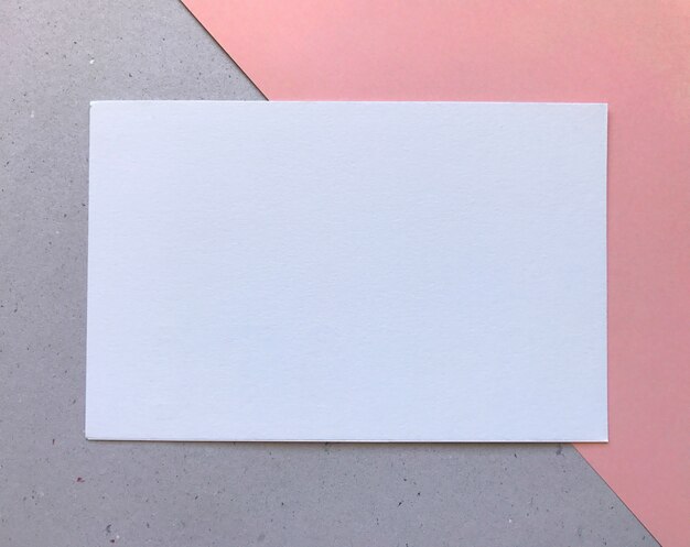 Симпатичный розовый и серый текстурированный шаблон для белой бумаги