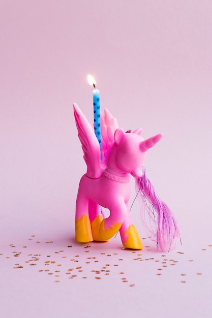 Милый розовый пони со свечой на день рождения