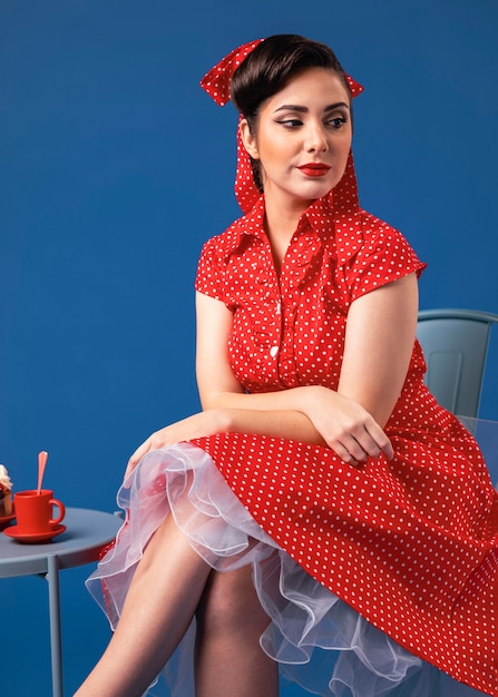 Free photo cute pinup girl posing with cupcakes