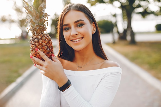 Foto gratuita ragazza carina e carina in un parco estivo