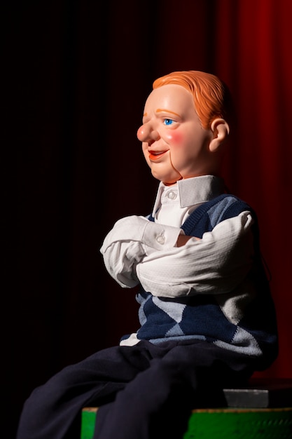 Foto gratuita simpatico spettacolo di ventriloqui di marionette