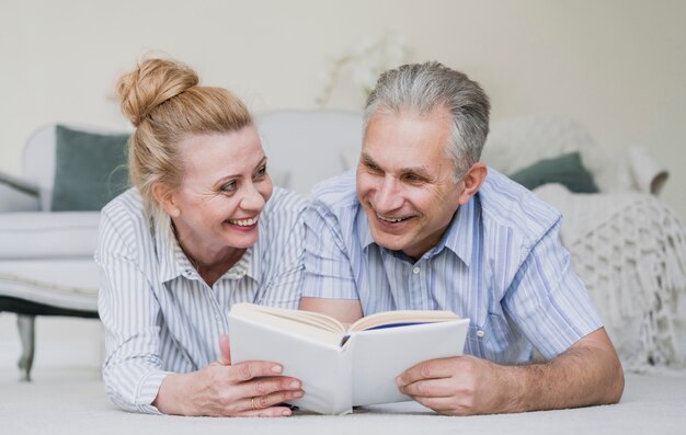 Симпатичные старшие пары вместе с книгой