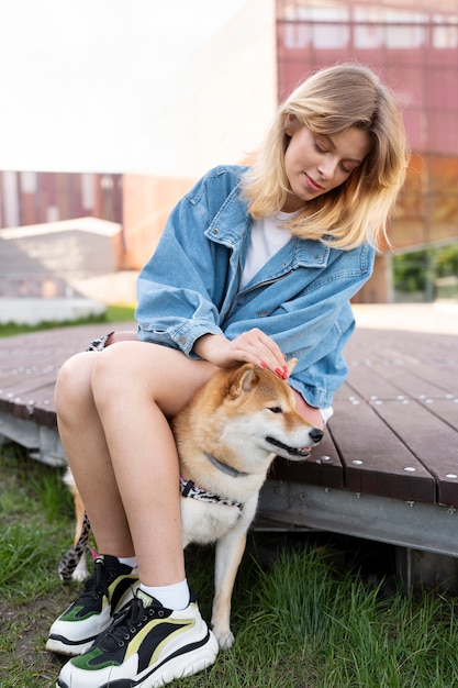 Foto gratuita simpatico animale domestico shiba inu con la famiglia