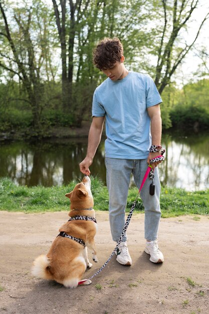 家族連れのかわいい柴犬ペット