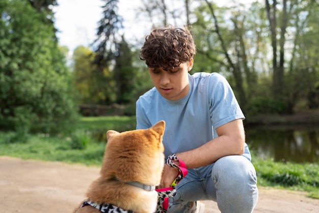 Foto gratuita simpatico animale domestico shiba inu con la famiglia