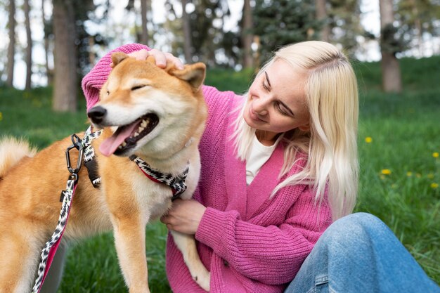 家族連れのかわいい柴犬ペット