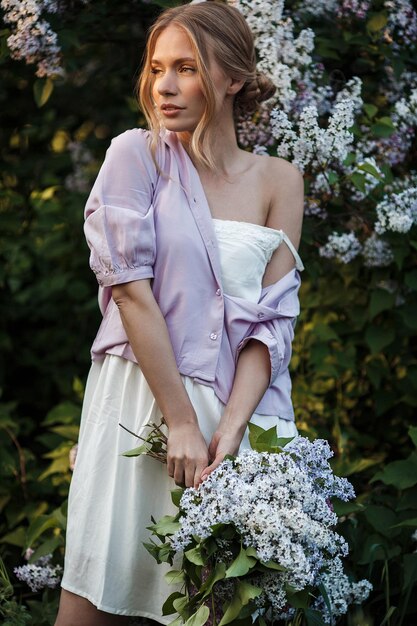 屋外の花でかわいい笑顔の女性