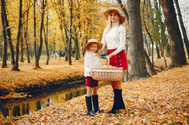 Famiglia carino ed elegante in un parco d'autunno