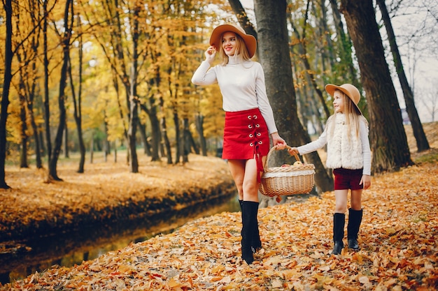 가을 공원에서 귀엽고 세련된 가족