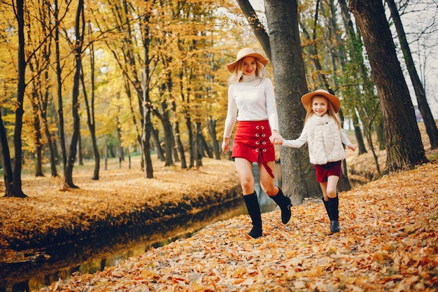 가을 공원에서 귀엽고 세련된 가족