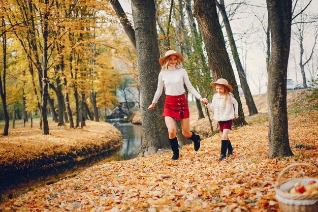 가을 공원에서 귀엽고 세련된 가족