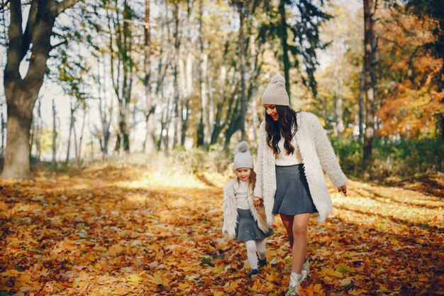 가을 공원에서 귀엽고 세련된 가족