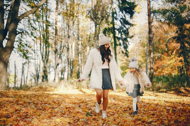 가을 공원에서 귀엽고 세련된 가족