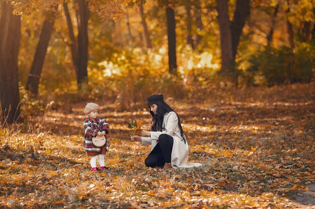 가을 공원에서 귀엽고 세련된 가족