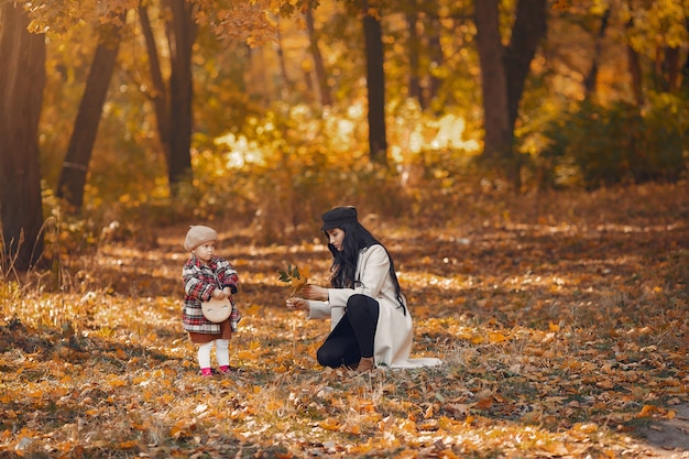 가을 공원에서 귀엽고 세련된 가족