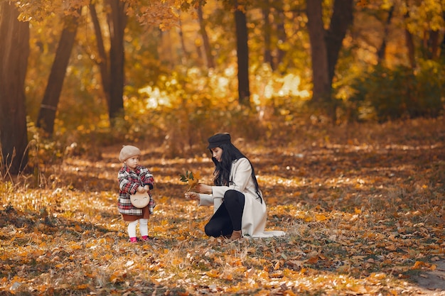 秋の公園でキュートでスタイリッシュな家族