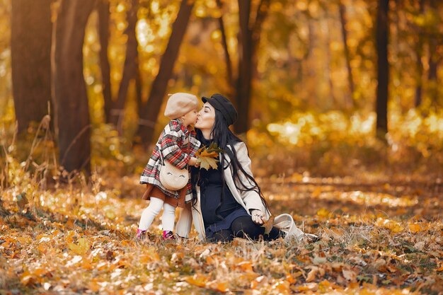 가을 공원에서 귀엽고 세련된 가족