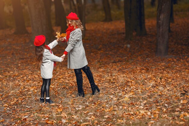 가을 공원에서 귀엽고 세련된 가족