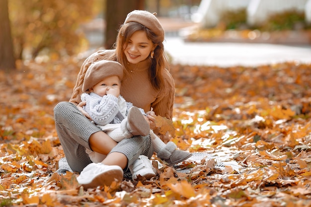 가을 공원에서 귀엽고 세련된 가족