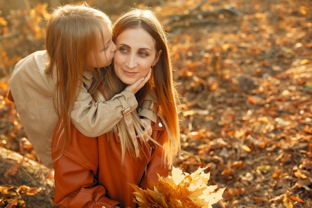 Famiglia carina ed elegante in un parco in autunno