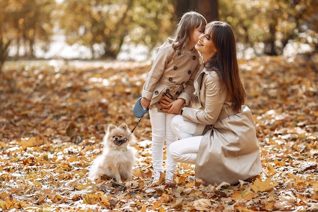 Famiglia carina ed elegante in un parco in autunno