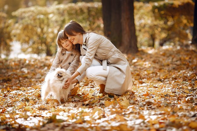 가을 공원에서 귀엽고 세련된 가족