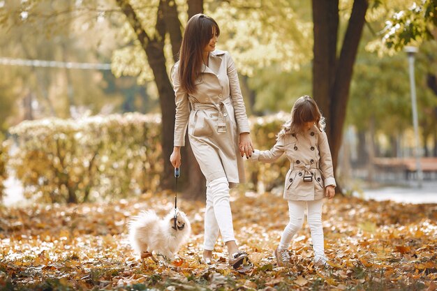 가을 공원에서 귀엽고 세련된 가족