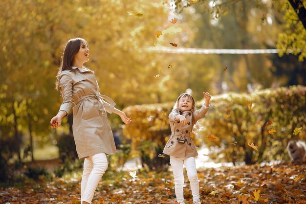 가을 공원에서 귀엽고 세련된 가족