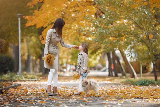 가을 공원에서 귀엽고 세련된 가족