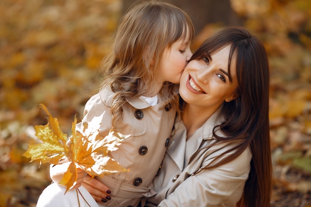 Foto gratuita famiglia carina ed elegante in un parco in autunno