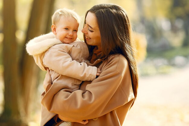 Foto gratuita famiglia carina ed elegante in un parco in autunno