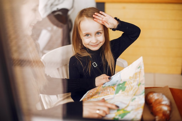 Foto gratuita famiglia carino ed elegante in un caffè