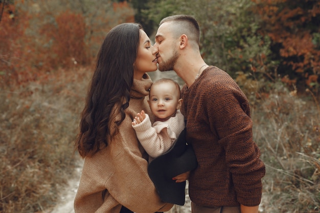 Foto gratuita famiglia carina ed elegante, giocando in un campo autunnale