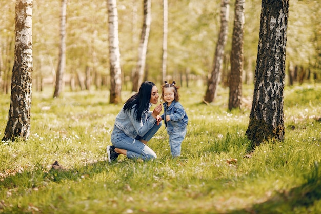 Famiglia carino ed elegante in un parco di primavera