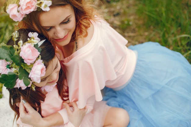 Foto gratuita famiglia carino ed elegante in un parco di primavera