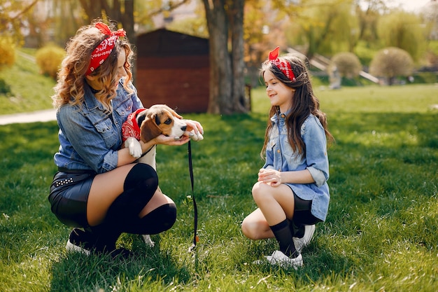 Foto gratuita famiglia carino ed elegante in un parco di primavera